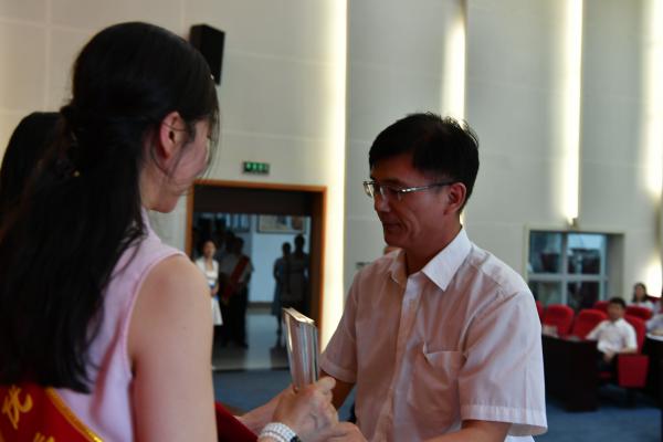 校领导为获奖人员颁奖.JPG