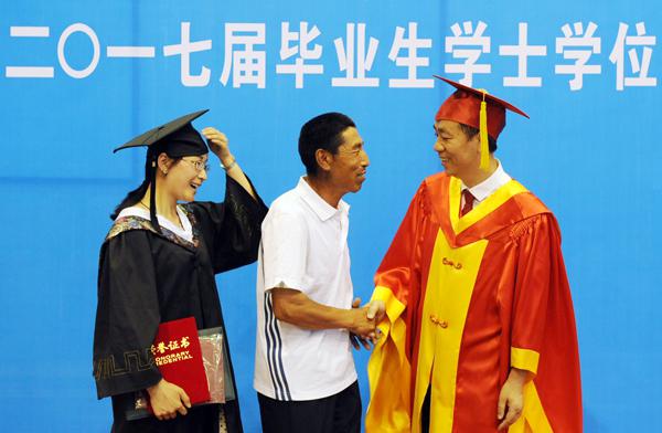 蔡建辉校长与毕业生及家长亲切交谈___.jpg