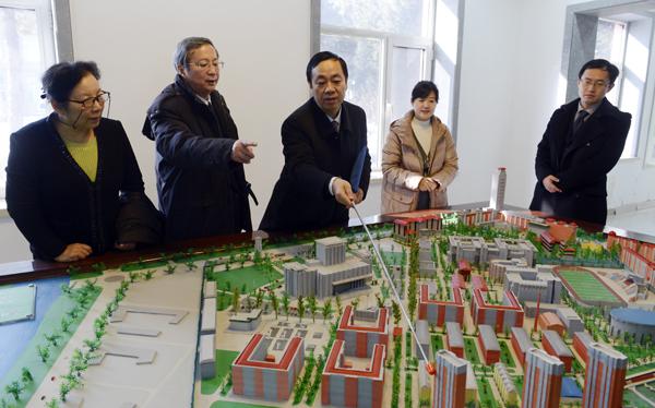 8专家参观校史馆___.jpg