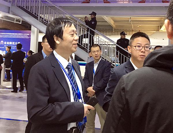 蔡建辉校长参观展区___.jpg