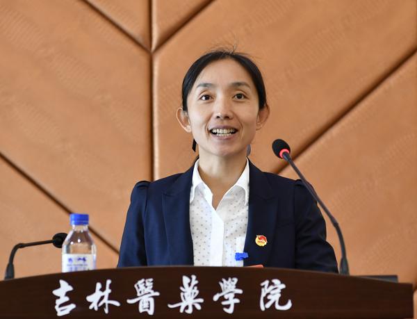 3我校团委书记徐俊杰主持闭幕式__.jpg