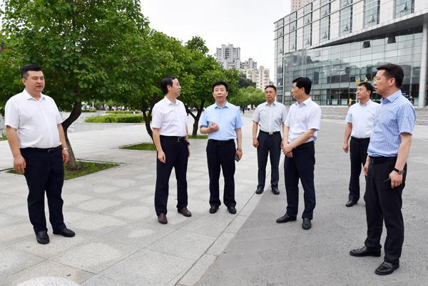 调研组查看学校监控室___.jpg