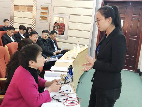 参赛选手展现研究成果__.jpg