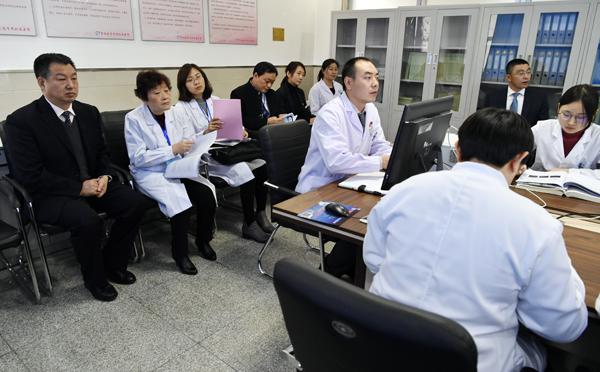 专家听取临床医学专业学生病例讨论___.jpg