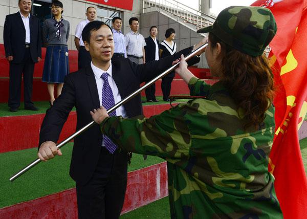 蔡建辉校长为军训团授旗__.jpg