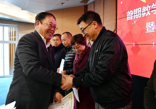 孙宝志教授为结业学员颁发证书___.jpg