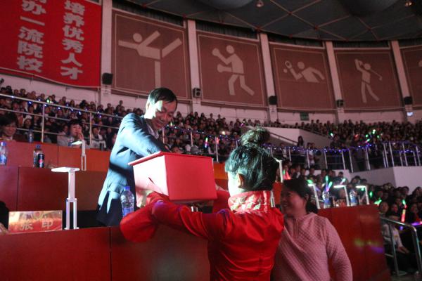 蔡校长抽取一等奖.JPG