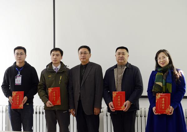 张印副书记为优秀组织奖单位领队颁奖__.jpg