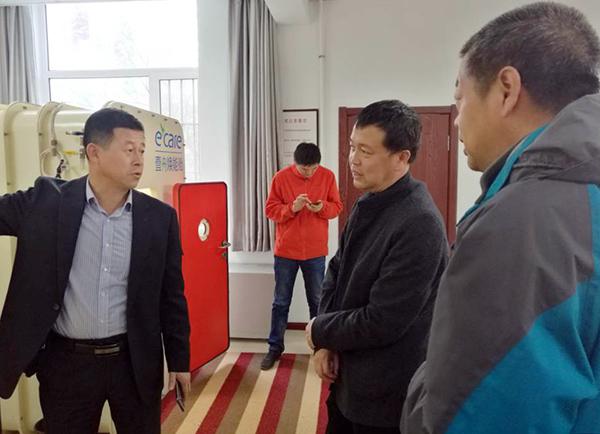 调研组一行走访学校低压舱实验室___.jpg