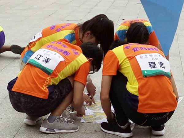我校运动员在团队赛中讨论战术__.jpg