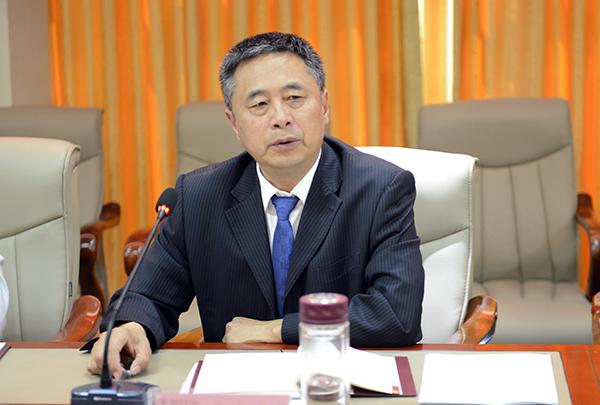 2、学校党委副书记张印主持会议___.jpg