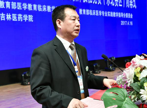 我校副校长王柳行教授主持闭幕式___.jpg