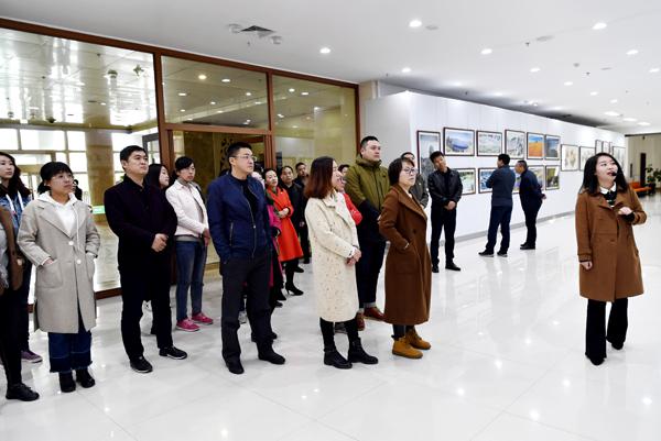 校内师生观看展览作品___.jpg