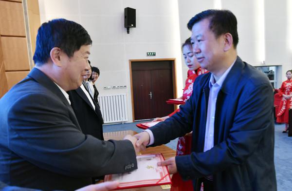 学校党委书记郑永奎为“学习筑梦班”导师颁发聘书___.jpg
