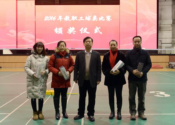 郑永奎书记为获奖者颁奖__.jpg