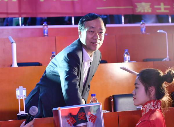 0学校校长蔡建辉抽取现场幸运观众__.jpg