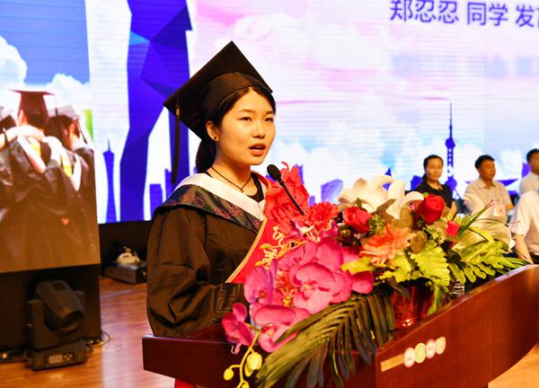 郑忍忍同学代表毕业生发言___.jpg