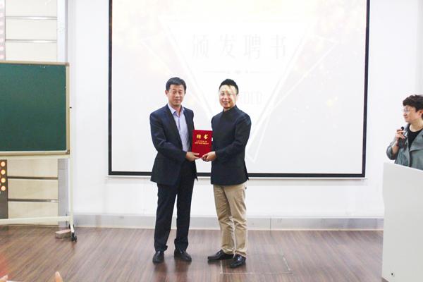 金连海处长为姜福佳老师颁发聘书__.jpg