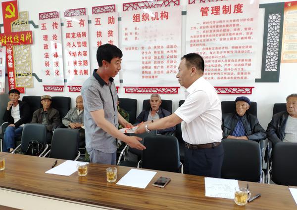 何加军主席向桃园村党支部赠送党建图书___.jpg