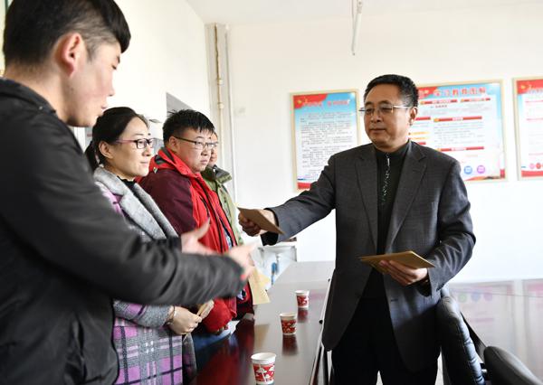 党委副书记张印（右）为困难教工、学生发慰问金__.jpg