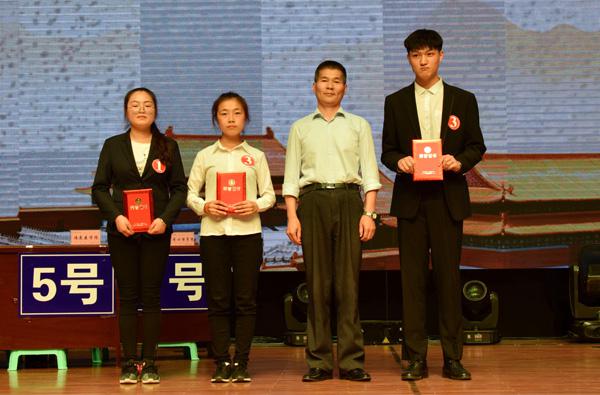 马克思主义学院党总支书记王勇为三等奖获奖团队代表颁奖__.jpg