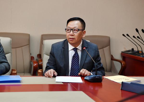 学校工会主席何加军主持会议___.jpg