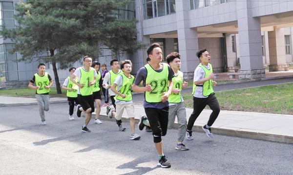 男运动员比赛中__.jpg