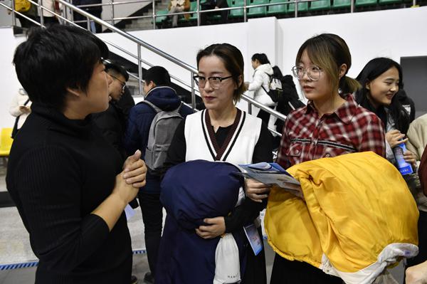 学生与用人单位代表面谈__.jpg
