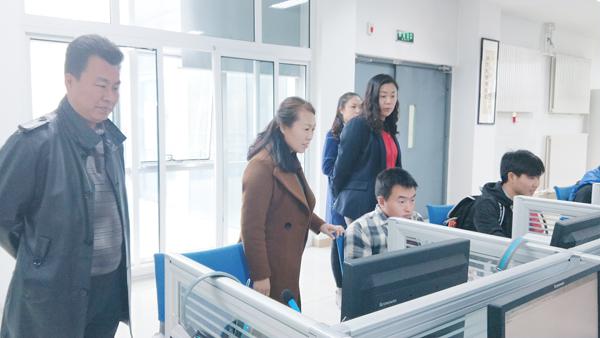大学生心理健康教育与咨询中心工作人员指导学生作答__.jpg