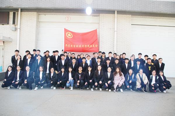 新团员团旗下合影__.jpg