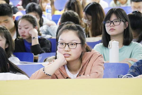 学生认真听报告__.jpg