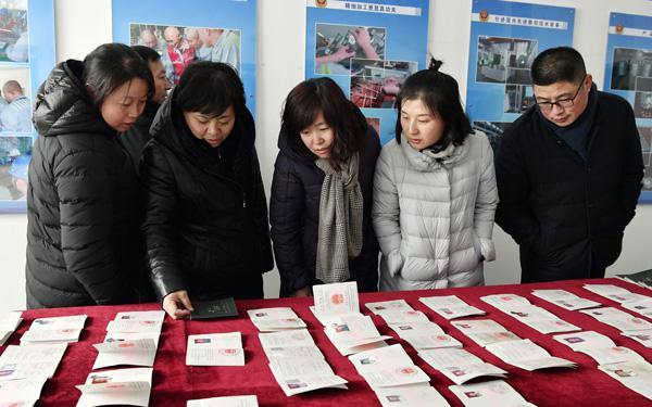 大家翻看服刑人员改造成绩___.jpg
