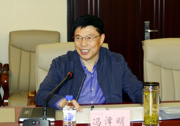 冯泽明教授主持会议___.jpg