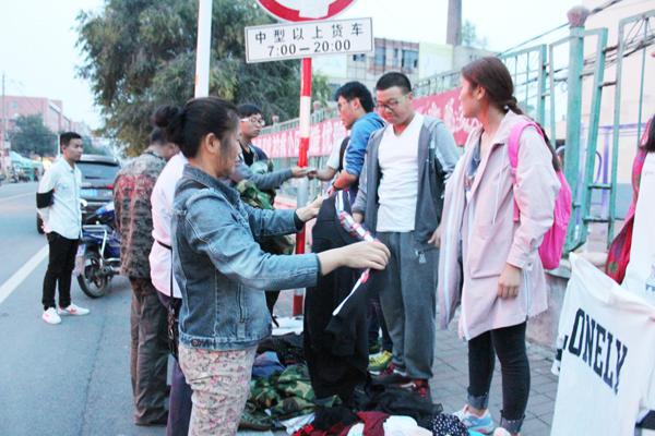 挑选衣服的行人__.jpg