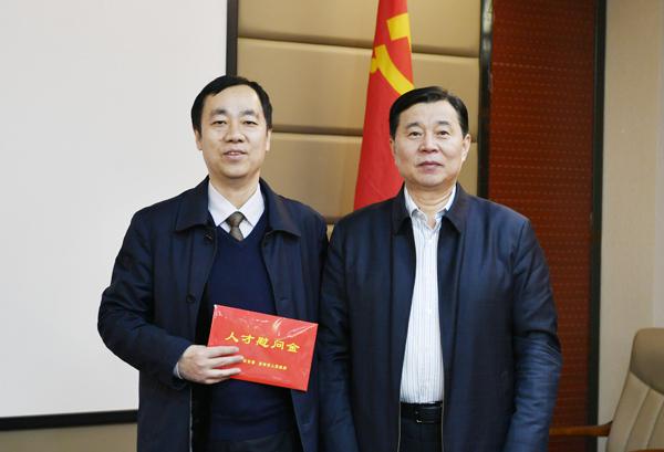 发放人才慰问金__.jpg