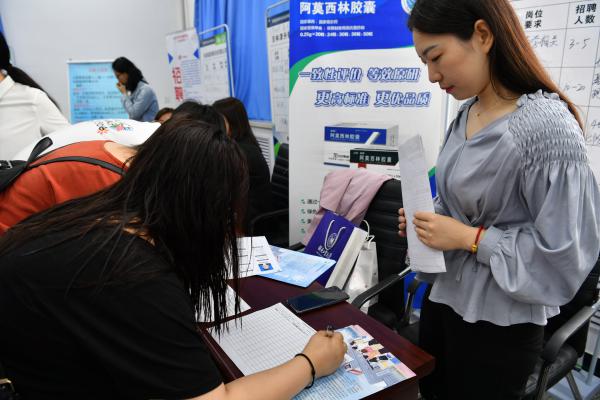 学生签订就业意向协议.JPG