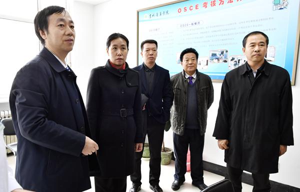 李晓杰（左二）在总控室观摩学生操作___.jpg