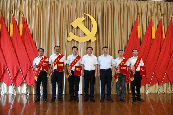 校领导与获奖人员合影留念_.jpg