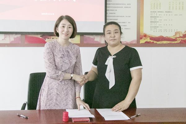 方方院长与牛鹤丽主任握手__.jpg