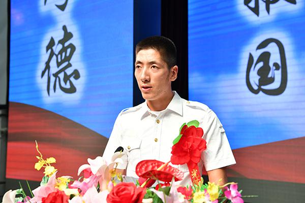 4、退役复学学生代表宫恩毅发言___.jpg