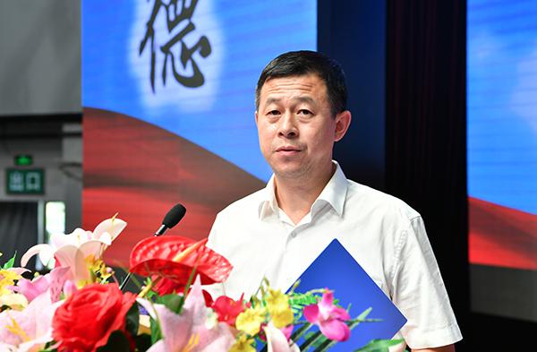 教务处金连海处长宣读应征入伍学生名单___.jpg