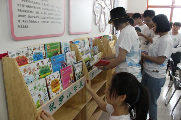 青马学员教育扶贫实践团为村民搭建图书室.JPG