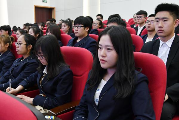 学生们认真听记___.jpg