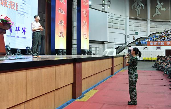 肖华军校友与新生现场互动___.jpg