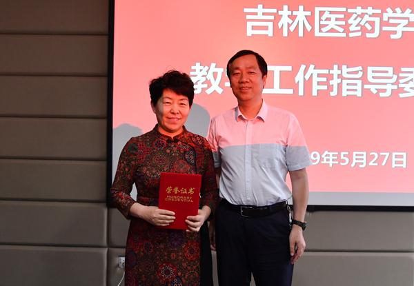 蔡建辉校长为专业负责人颁发证书__.jpg