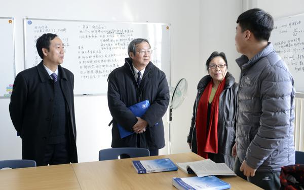 6专家向学生询问情况___.jpg