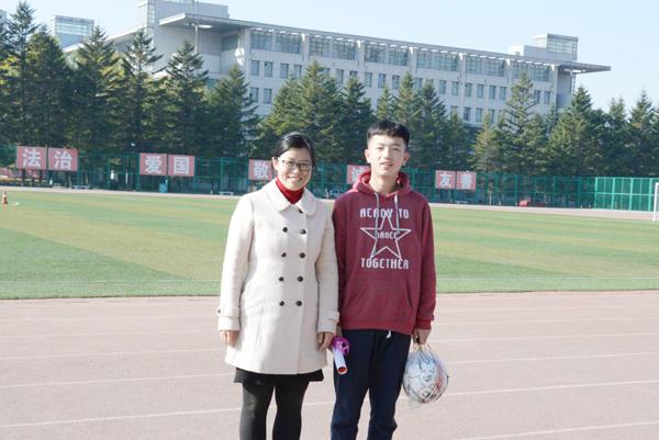 于蕾老师给获奖人员颁奖__.jpg