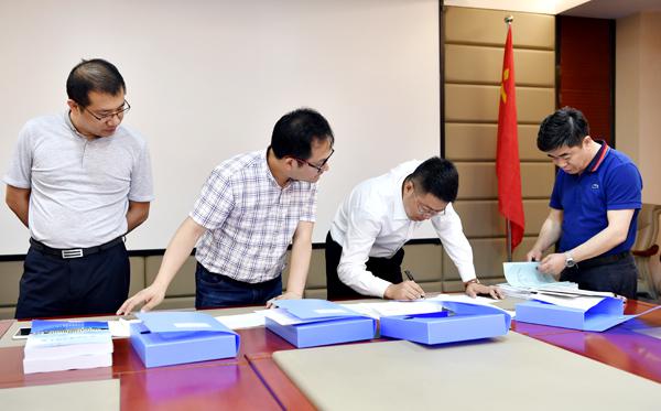 督查组成员查阅资料___.jpg
