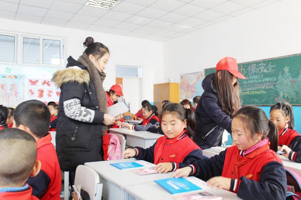 为孩子们分发文具__.jpg