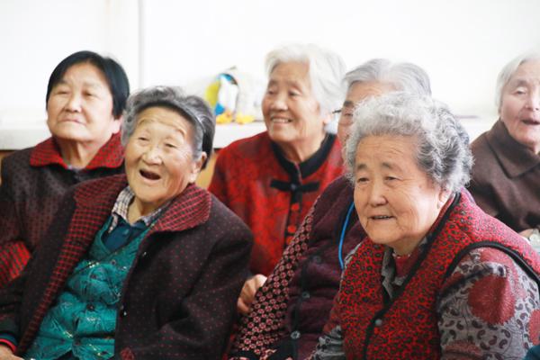 老人观看节目__.jpg
